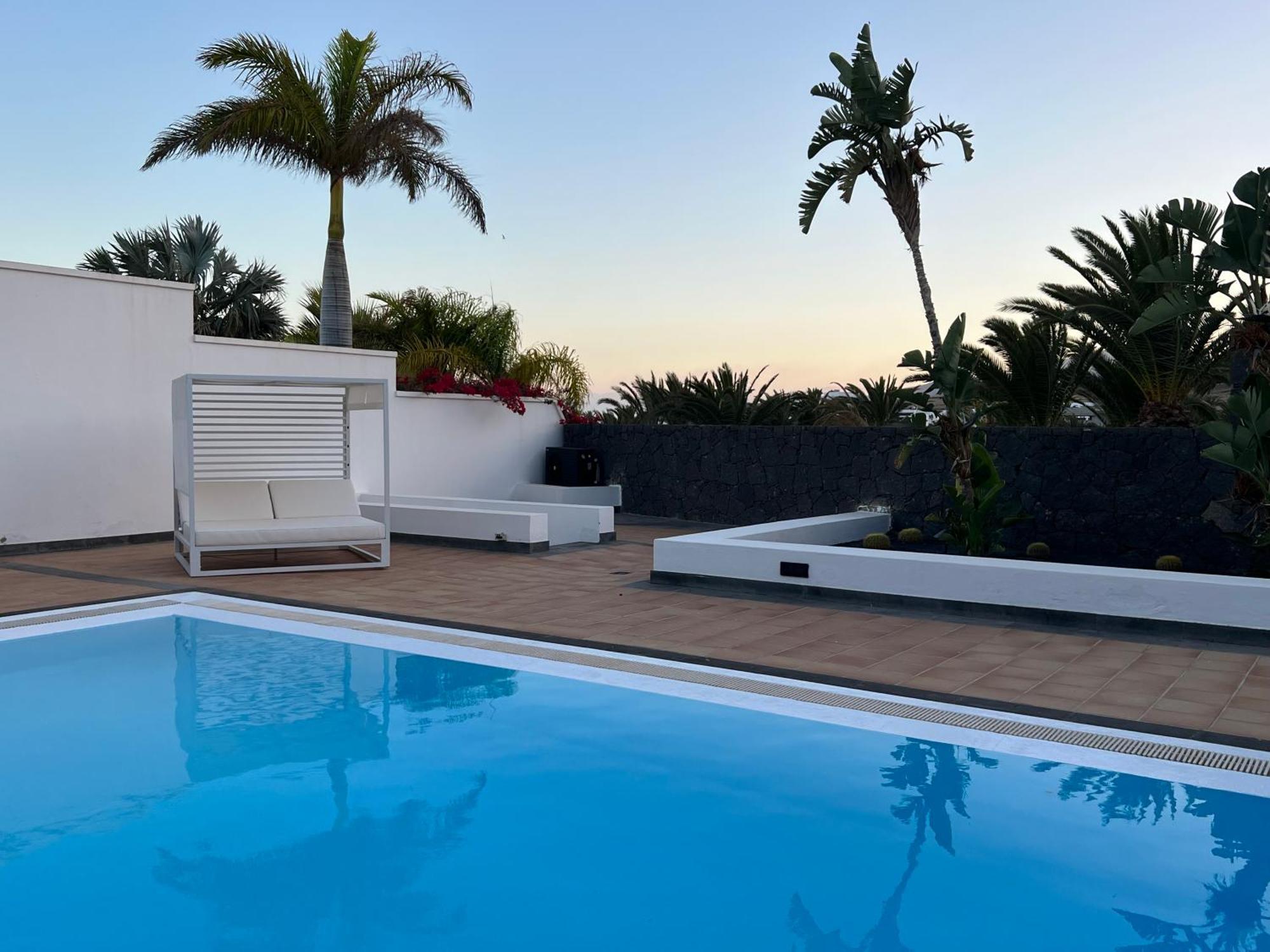 Villa Dedalos - A Luxury Large Villa With A Heated Pool In Puerto Calero Exterior photo