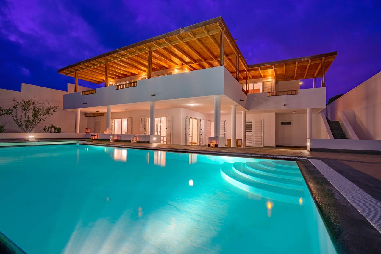 Villa Dedalos - A Luxury Large Villa With A Heated Pool In Puerto Calero Exterior photo