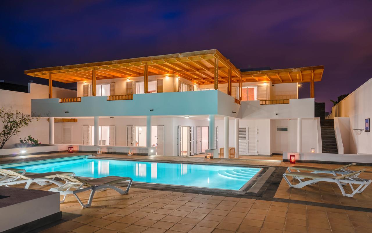 Villa Dedalos - A Luxury Large Villa With A Heated Pool In Puerto Calero Exterior photo