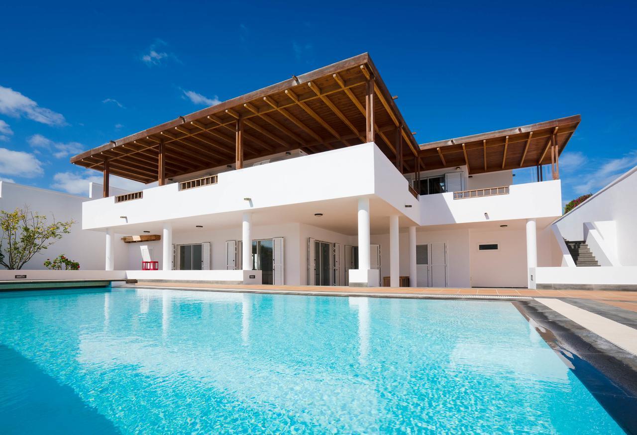 Villa Dedalos - A Luxury Large Villa With A Heated Pool In Puerto Calero Exterior photo