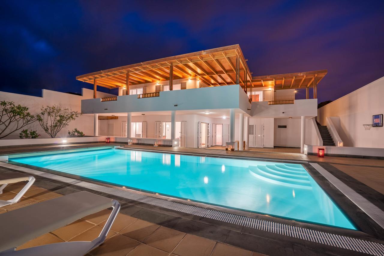 Villa Dedalos - A Luxury Large Villa With A Heated Pool In Puerto Calero Exterior photo